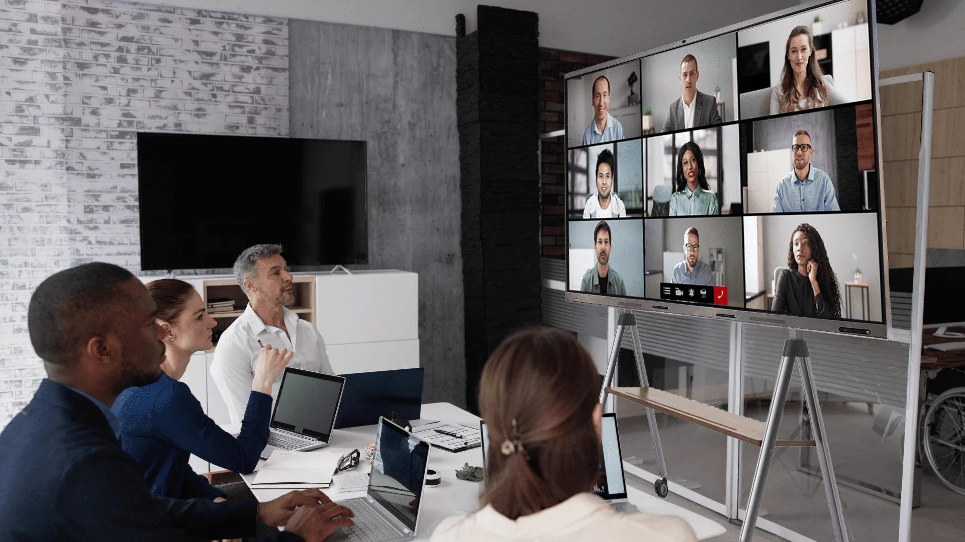écran tactile et interactifs dans une salle de réunion