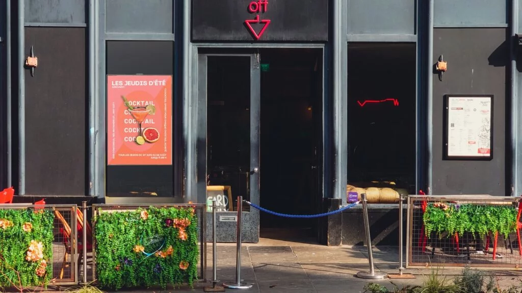 écran muraux face à une vitrine